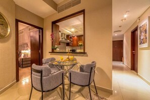Apartment, Balcony | In-room dining
