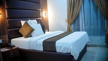 Habitación económica, balcón, vista a la ciudad | Escritorio, espacio para trabajar con laptop y wifi gratis