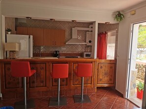 Réfrigérateur, four à micro-ondes, surface de cuisson, cafetière-théière