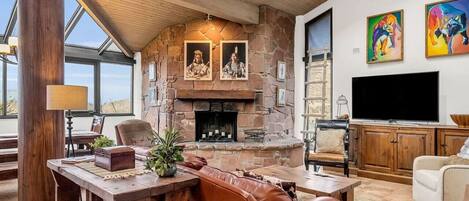 Smart TV, chimenea y impresora