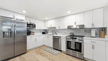 Geladeira, micro-ondas, fogão, cooktop