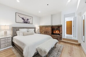 4 soverom, skrivebord, strykejern/-brett og reiseseng for barn