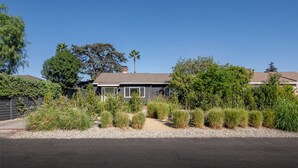 Unclassified image, 5 of 28, button - Gorgeous Valley Village Retreat w/ Giant Pool - UNFURNISHED but can be furnished (Los Angeles)