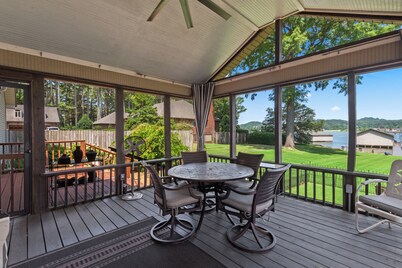 Spacious 5-bedroom house in the heart of Guntersville located ON the lake.