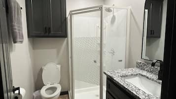 シャワー、タオル、トイレットペーパー