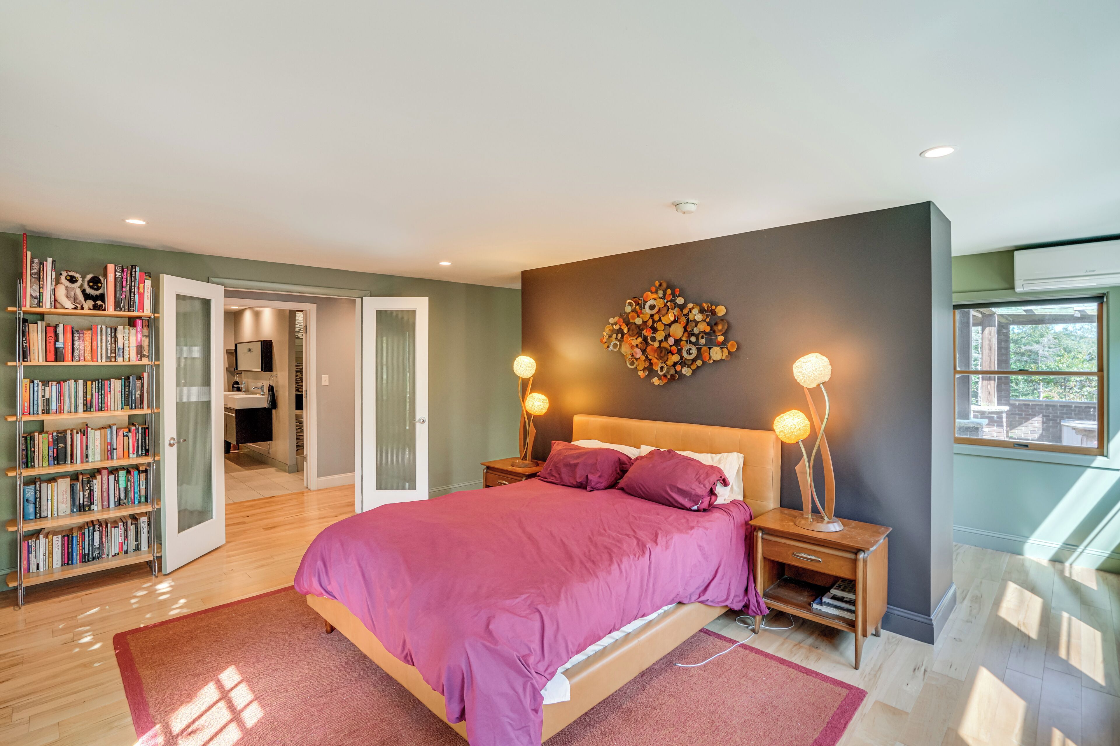 4 bedrooms, desk, iron/ironing board, WiFi