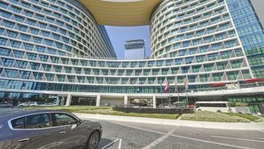 Un edificio moderno con facciata curva, ampie finestre e un ingresso centrale.