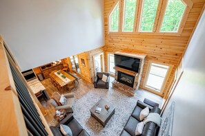 Una Smart TV, una chimenea, un futbolín