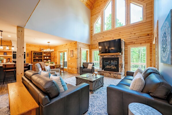 Una Smart TV, una chimenea, un futbolín