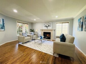 Smart TV, fireplace, video games - 3-bedroom house in welcoming Seattle with fitness room, WiFi (Seattle)