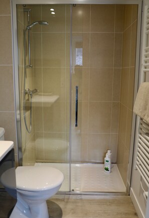 Douche, sèche-cheveux, serviettes fournies, savon