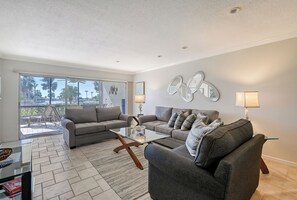 TV, books - Siesta Key 2 Bed 2 Bath Ground Floor with Gulf Views Steps to the Beach (Siesta Key)