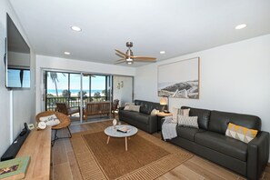 TV, books - Stunning Gulf View Condo 1 Bed 1 Bath Steps to Beach (Siesta Key)