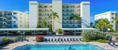 Een verwarmd zwembad