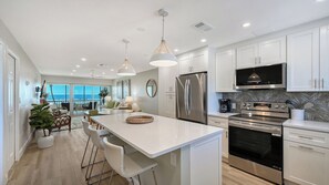 Een koelkast, een microgolfoven, een oven, een kookplaat