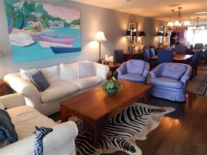 TV, books - Unique 2 Bed 2 Bath at Siesta Key Beach with Gulf Views Steps to Beach (Siesta Key)