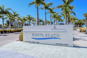 Property grounds - Steps to Siesta Key Beach 2 Bed 2 Bath with Full Gulf Views (Siesta Key)