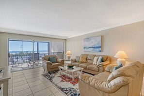 TV, books - Steps to Siesta Key Beach 2 Bed 2 Bath with Full Gulf Views (Siesta Key)