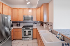 ثلاجة، ميكروويف، فرن، موقد طهي مسطح