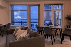 Smart-TV, peis, bøker og kontorer