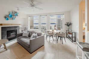 Smart TV, fireplace, books, offices - Water Views 1BR next to Pike Place w/ Hot Tub, Gym (Seattle)