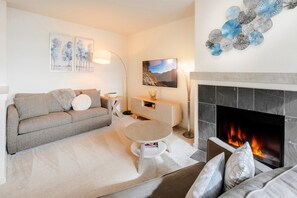 Smart TV, fireplace, books, offices - Water Views 1BR next to Pike Place w/ Hot Tub, Gym (Seattle)
