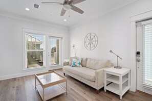 Apartamento conforto, para não fumantes, cozinha americana | Área de estar | TV LCD 49 polegadas com canais digitais