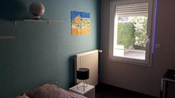 1 slaapkamer, een strijkplank/strijkijzer, wifi, beddengoed