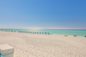 Plage à proximité, chaises longues