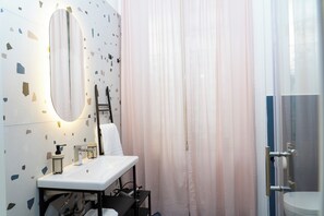 Douche, sèche-cheveux, bidet, serviettes fournies