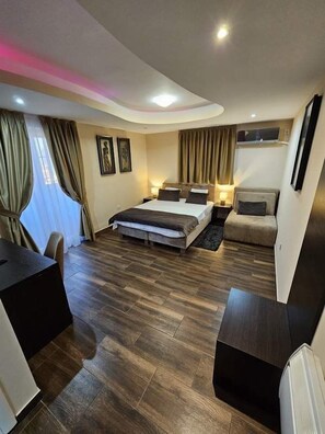 Habitación triple Confort, balcón | Insonorización y wifi gratis 