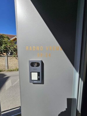 Vista frontal de la propiedad