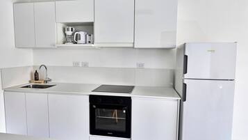 Réfrigérateur, four, cafetière/bouilloire