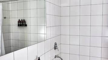 Douche, sèche-cheveux, bidet, serviettes fournies