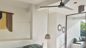 客房内保险箱、笔记本电脑工作区、免费 WiFi、特色装修