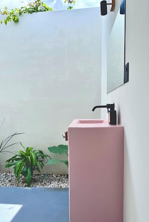 Junior Studio Suite Garden View And Pool View  (1) | Salle de bain | Douche, articles de toilette (gratuits), serviettes fournies, savon