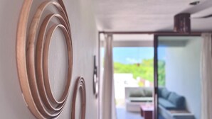 Junior Studio Suite Garden View And Pool View  (1) | 客房内保险箱、笔记本电脑工作区、免费 WiFi、特色装修