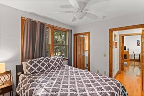 2 bedrooms, desk, iron/ironing board, WiFi