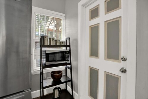 1940 cottage seen on FYI, 2bd 2ba
