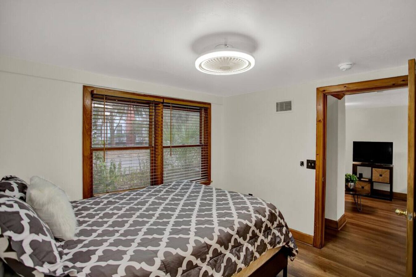 1 bedroom, desk, iron/ironing board, WiFi