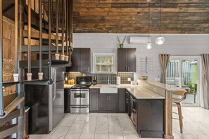 Fridge, coffee/tea maker, cookware/dishes/utensils - Tiny Victorian built on TV show 2br 1 ba (Gainesville)