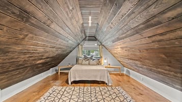 2 bedrooms, desk, iron/ironing board, WiFi