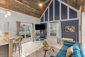 Smart TV - Tiny Victorian built on TV show 2br 1 ba (Gainesville)