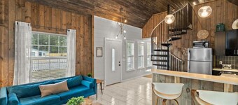 Tiny Victorian built on TV show 2br 1 ba