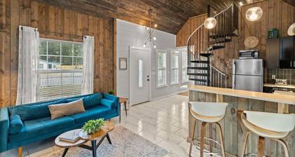 Tiny Victorian built on TV show 2br 1 ba