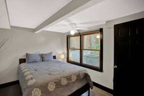 2 bedrooms, desk, iron/ironing board, WiFi