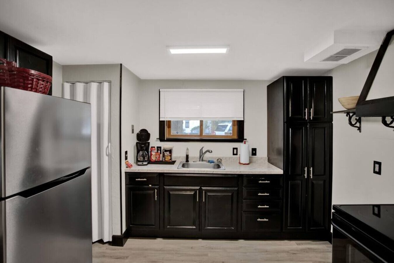 Fridge, microwave, oven, coffee/tea maker