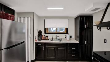 Jääkaappi, mikroaaltouuni, uuni, kahvin-/teenkeitin