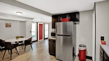 Fridge, microwave, oven, coffee/tea maker