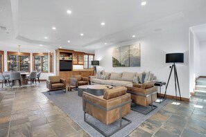 Smart TV, fireplace - 4400 Sq Ft - Beautiful Views - Quick Walk to Base (Steamboat Springs)